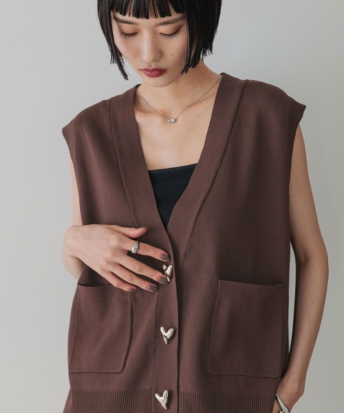 LOWRYS FARM（ローリーズファーム）の「デコボタンＶベスト  577236（ベスト・レディース・ブラウン/ブラック/アイボリー・FREE）」の8枚目の写真
