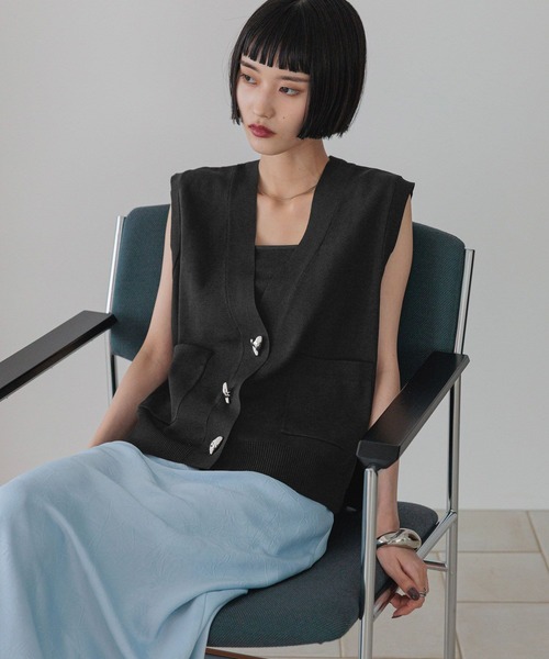 LOWRYS FARM（ローリーズファーム）の「デコボタンＶベスト  577236（ベスト・レディース・ブラウン/ブラック/アイボリー・FREE）」の12枚目の写真