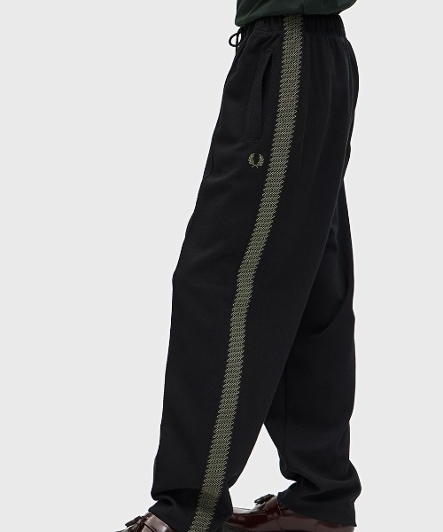 FRED PERRY（フレッドペリー）の「Tennis Grip Taped Track Pants／テニスグリップテープトラックパンツ（その他パンツ・メンズ・ブラック・M/S/XS）」の2枚目の写真
