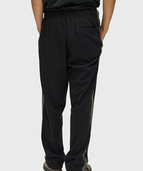 FRED PERRY（フレッドペリー）の「Tennis Grip Taped Track Pants／テニスグリップテープトラックパンツ（その他パンツ・メンズ・ブラック・M/S/XS）」の3枚目の写真