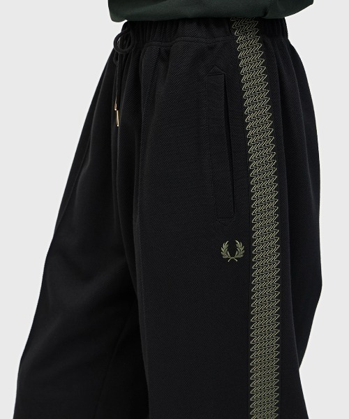 FRED PERRY（フレッドペリー）の「Tennis Grip Taped Track Pants／テニスグリップテープトラックパンツ（その他パンツ・メンズ・ブラック・M/S/XS）」の5枚目の写真