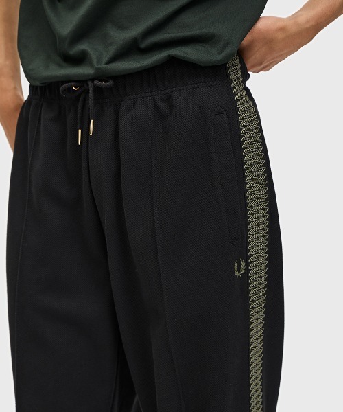 FRED PERRY（フレッドペリー）の「Tennis Grip Taped Track Pants／テニスグリップテープトラックパンツ（その他パンツ・メンズ・ブラック・M/S/XS）」の4枚目の写真