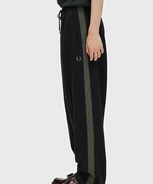 FRED PERRY（フレッドペリー）の「Tennis Grip Taped Track Pants／テニスグリップテープトラックパンツ（その他パンツ・メンズ・ブラック・M/S/XS）」の7枚目の写真