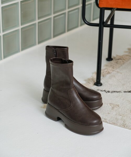Kastane（カスタネ）の「【レザー&スエード】ボリュームソールミドルブーツ（ブーツ・レディース・ブラック/ベージュ/ダークブラウン・36/37/38）」の2枚目の写真