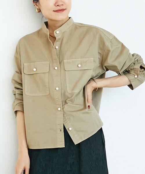 le.coeur blanc(ルクールブラン)の「スタンドネックパールボタンシャツ(シャツ/ブラウス・レディース・ピンク/ブルー/ネイビー/ベージュ/チャコールグレー・38)」の2枚目の写真