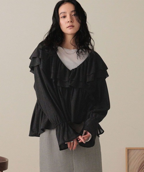 LOWRYS FARM（ローリーズファーム）の「アソートフリルブラウス　588346（シャツ/ブラウス・レディース・ホワイト系その他/ブラック系その他/アイボリー/ブラック・FREE）」の4枚目の写真