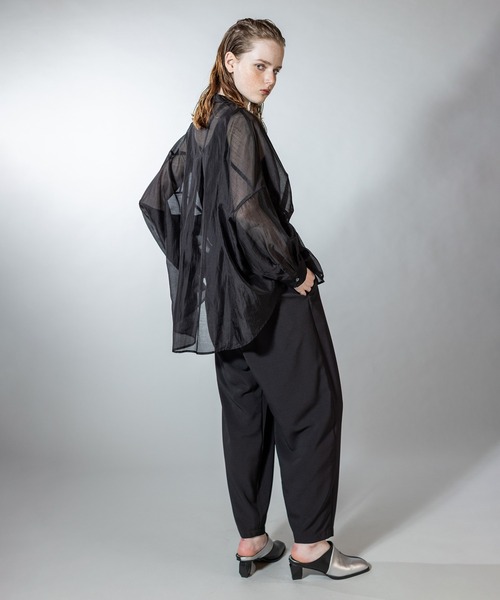 OSMOSIS（オズモーシス）の「イレギュラーヘムタックシアーシャツ（シャツ/ブラウス・レディース・ベージュ/ライトグリーン/ブラック・ONE SIZE）」の4枚目の写真