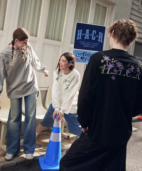 sacai フラワー　刺繍　ロングスリーブtシャツ　ロンt セール】フラワー刺繍ロンT 肩ライン装飾 バックレタリング