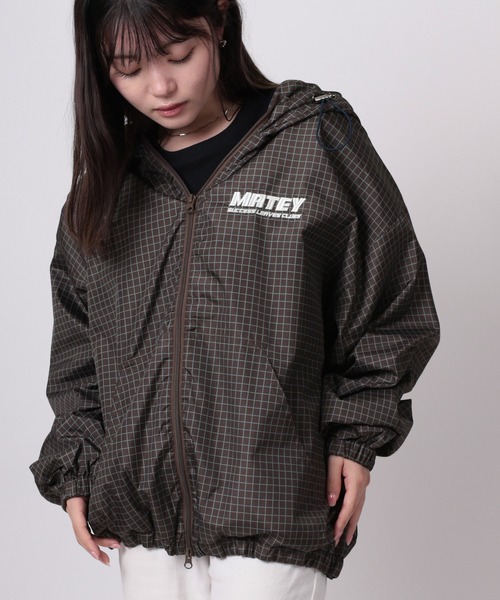 SlashDate（スラッシュデイト）の「【82】【MATEY】チェック/カモフラ フードショートブルゾン/ワンポイント刺繍/ドローコード/メンズ/レディース/ユニセックス/【26年AW別注カラー追加】（ナイロンジャケット・レディース・レッド/ブラウン/ネイビー/ブラック/ライトブルー/レオパード/カモフラージュ/ストライプ/グレー・M/L/S）」の22枚目の写真