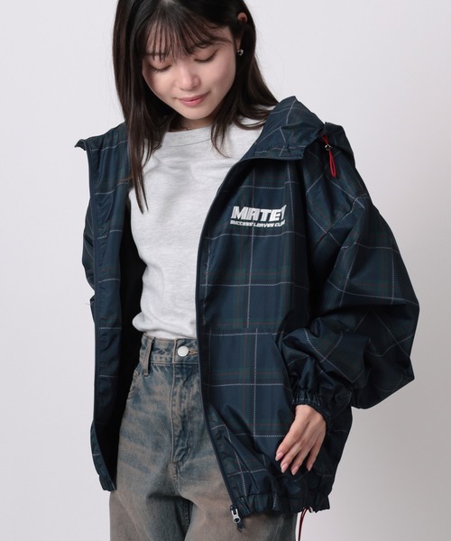 SlashDate（スラッシュデイト）の「【82】【MATEY】チェック/カモフラ フードショートブルゾン/ワンポイント刺繍/ドローコード/メンズ/レディース/ユニセックス/【26年AW別注カラー追加】（ナイロンジャケット・レディース・レッド/ブラウン/ネイビー/ブラック/ライトブルー/レオパード/カモフラージュ/ストライプ/グレー・M/L/S）」の18枚目の写真