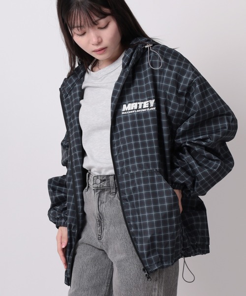 SlashDate（スラッシュデイト）の「【82】【MATEY】チェック/カモフラ フードショートブルゾン/ワンポイント刺繍/ドローコード/メンズ/レディース/ユニセックス/【26年AW別注カラー追加】（ナイロンジャケット・レディース・レッド/ブラウン/ネイビー/ブラック/ライトブルー/レオパード/カモフラージュ/ストライプ/グレー・M/L/S）」の20枚目の写真