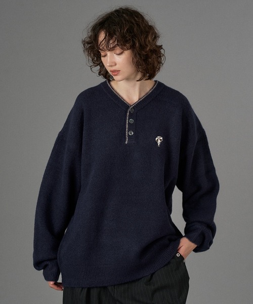ONCILY（オンシェリー）の「LOGO HENRY NECK KNIT / ロゴヘンリー