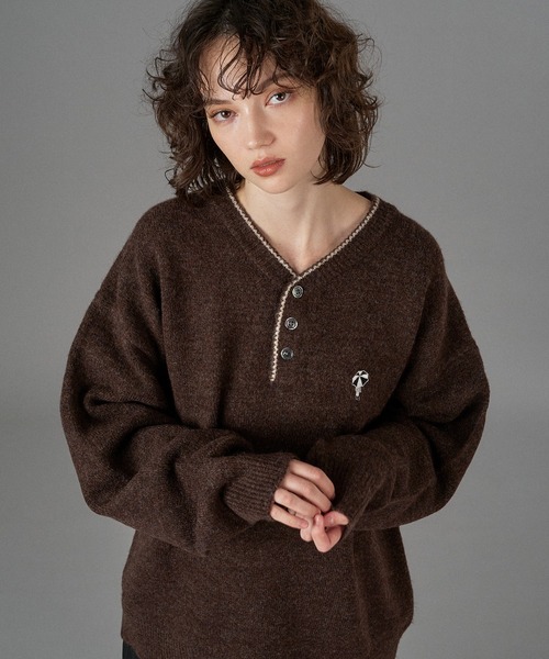 ONCILY(オンシェリー)の「LOGO HENRY NECK KNIT / ロゴヘンリーネックニット(ニット/セーター・メンズ・ブラウン/ネイビー/チャコールグレー/アイボリー/ブラック/カーキ・SMALL/MEDIUM/LARGE)」の19枚目の写真