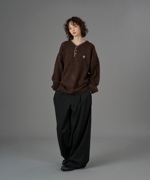 ONCILY(オンシェリー)の「LOGO HENRY NECK KNIT / ロゴヘンリーネックニット(ニット/セーター・メンズ・ブラウン/ネイビー/チャコールグレー/アイボリー/ブラック/カーキ・SMALL/MEDIUM/LARGE)」の20枚目の写真