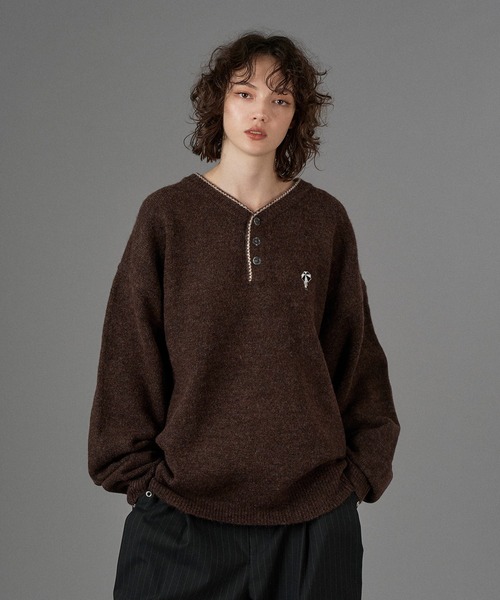 LOGO HENRY NECK KNIT / ロゴヘンリーネックニット（ニット
