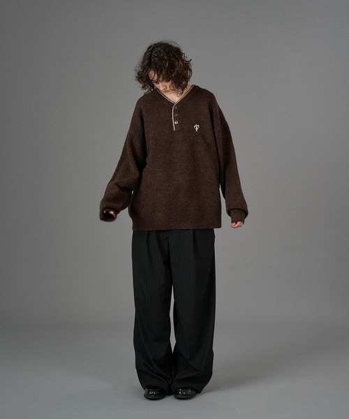 ONCILY(オンシェリー)の「LOGO HENRY NECK KNIT / ロゴヘンリーネックニット(ニット/セーター・メンズ・ブラウン/ネイビー/チャコールグレー/アイボリー/ブラック/カーキ・SMALL/MEDIUM/LARGE)」の21枚目の写真