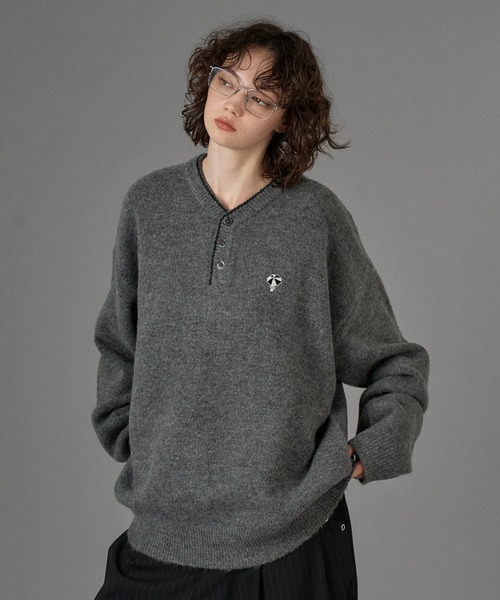 ONCILY（オンシェリー）の「LOGO HENRY NECK KNIT / ロゴヘンリー