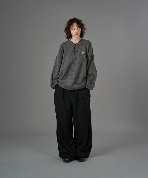 ONCILY(オンシェリー)の「LOGO HENRY NECK KNIT / ロゴヘンリーネックニット(ニット/セーター・メンズ・ブラウン/ネイビー/チャコールグレー/アイボリー/ブラック/カーキ・SMALL/MEDIUM/LARGE)」の13枚目の写真