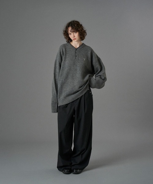 ONCILY(オンシェリー)の「LOGO HENRY NECK KNIT / ロゴヘンリーネックニット(ニット/セーター・メンズ・ブラウン/ネイビー/チャコールグレー/アイボリー/ブラック/カーキ・SMALL/MEDIUM/LARGE)」の14枚目の写真