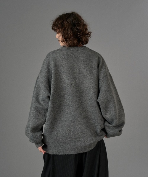 ONCILY(オンシェリー)の「LOGO HENRY NECK KNIT / ロゴヘンリーネックニット(ニット/セーター・メンズ・ブラウン/ネイビー/チャコールグレー/アイボリー/ブラック/カーキ・SMALL/MEDIUM/LARGE)」の12枚目の写真