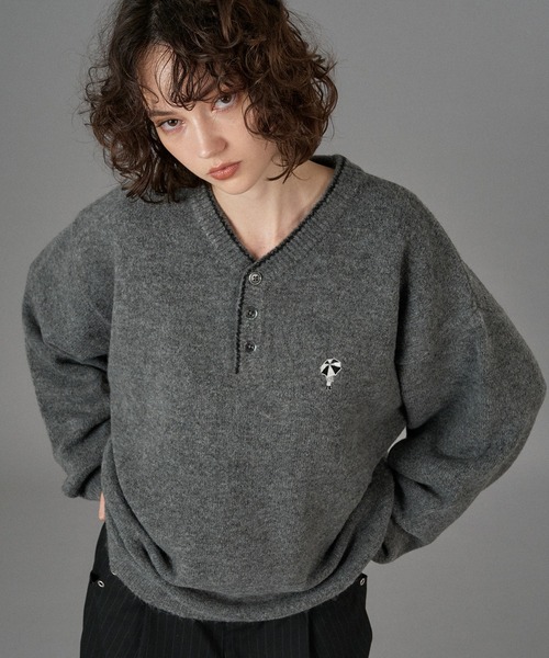 ONCILY(オンシェリー)の「LOGO HENRY NECK KNIT / ロゴヘンリーネックニット(ニット/セーター・メンズ・ブラウン/ネイビー/チャコールグレー/アイボリー/ブラック/カーキ・SMALL/MEDIUM/LARGE)」の7枚目の写真