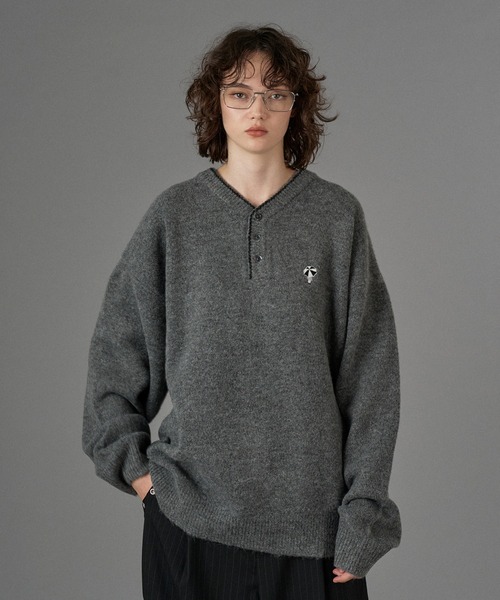 ONCILY（オンシェリー）の「LOGO HENRY NECK KNIT / ロゴヘンリー