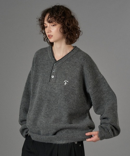 LOGO HENRY NECK KNIT / ロゴヘンリーネックニット（ニット