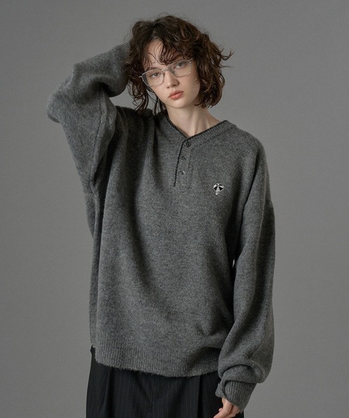ONCILY(オンシェリー)の「LOGO HENRY NECK KNIT / ロゴヘンリーネックニット(ニット/セーター・メンズ・ブラウン/ネイビー/チャコールグレー/アイボリー/ブラック/カーキ・SMALL/MEDIUM/LARGE)」の10枚目の写真