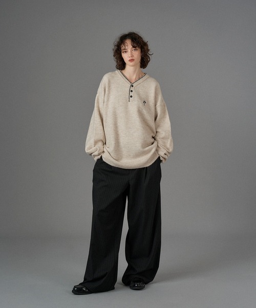 ONCILY(オンシェリー)の「LOGO HENRY NECK KNIT / ロゴヘンリーネックニット(ニット/セーター・メンズ・ブラウン/ネイビー/チャコールグレー/アイボリー/ブラック/カーキ・SMALL/MEDIUM/LARGE)」の16枚目の写真