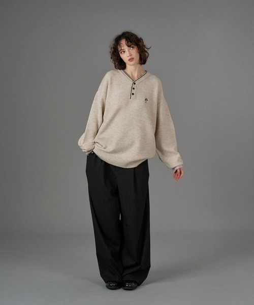 ONCILY(オンシェリー)の「LOGO HENRY NECK KNIT / ロゴヘンリーネックニット(ニット/セーター・メンズ・ブラウン/ネイビー/チャコールグレー/アイボリー/ブラック/カーキ・SMALL/MEDIUM/LARGE)」の17枚目の写真