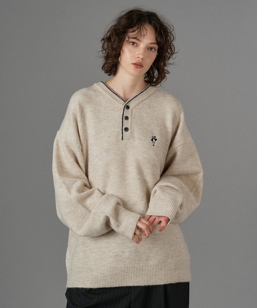 ONCILY(オンシェリー)の「LOGO HENRY NECK KNIT / ロゴヘンリーネックニット(ニット/セーター・メンズ・ブラウン/ネイビー/チャコールグレー/アイボリー/ブラック/カーキ・SMALL/MEDIUM/LARGE)」の14枚目の写真
