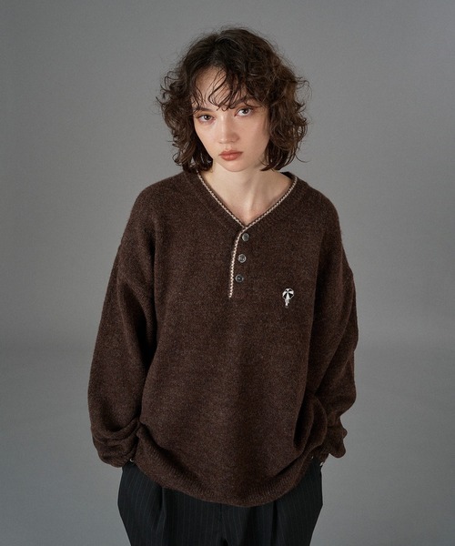 LOGO HENRY NECK KNIT / ロゴヘンリーネックニット（ニット