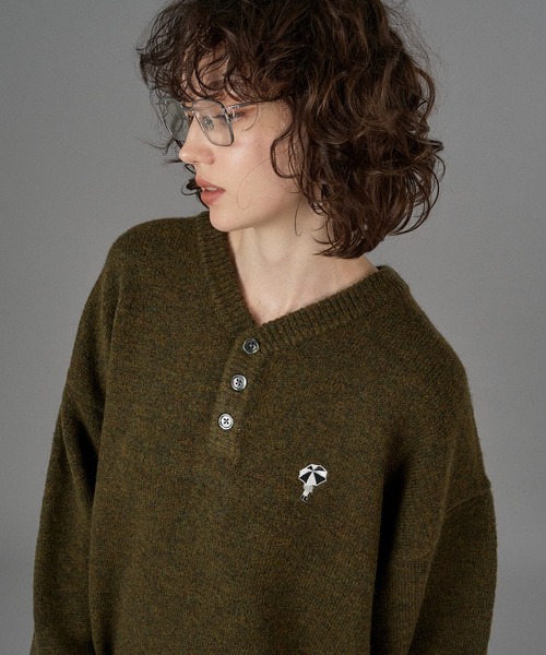 ONCILY(オンシェリー)の「LOGO HENRY NECK KNIT / ロゴヘンリーネックニット(ニット/セーター・メンズ・ブラウン/ネイビー/チャコールグレー/アイボリー/ブラック/カーキ・SMALL/MEDIUM/LARGE)」の22枚目の写真