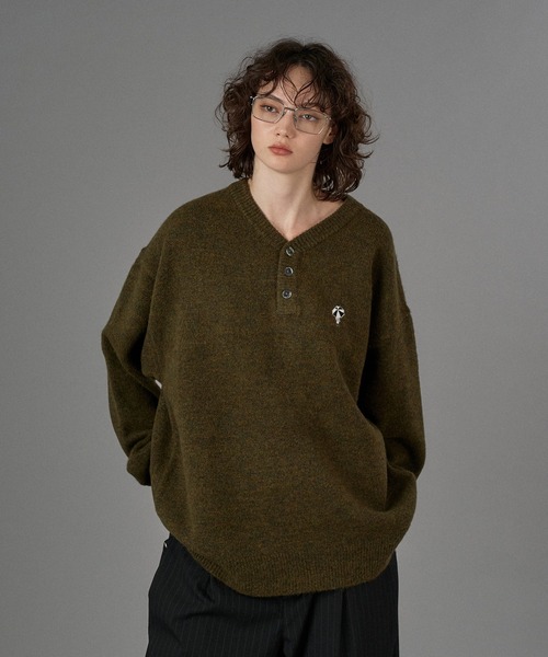 LOGO HENRY NECK KNIT / ロゴヘンリーネックニット（ニット/セーター