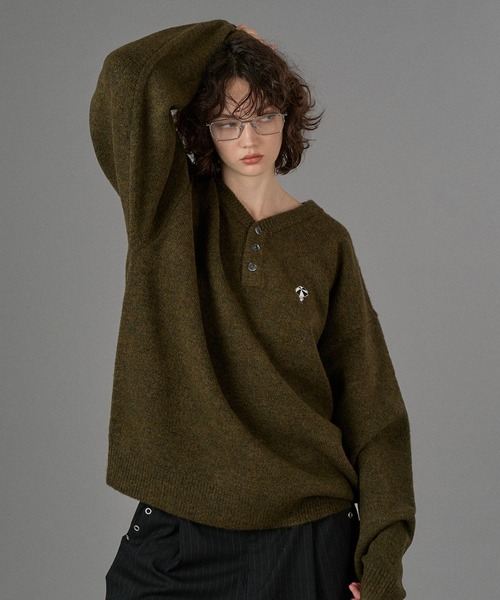 LOGO HENRY NECK KNIT / ロゴヘンリーネックニット（ニット