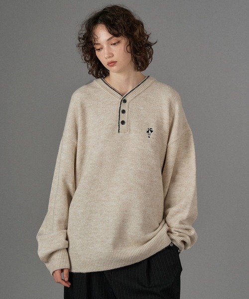 ONCILY(オンシェリー)の「LOGO HENRY NECK KNIT / ロゴヘンリーネックニット(ニット/セーター・メンズ・ブラウン/ネイビー/チャコールグレー/アイボリー/ブラック/カーキ・SMALL/MEDIUM/LARGE)」の15枚目の写真