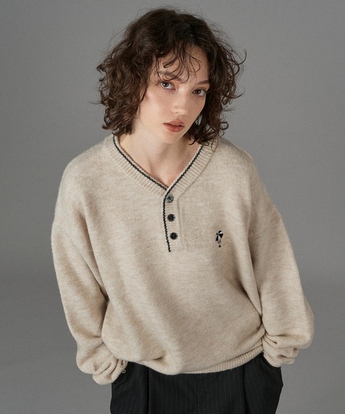 ONCILY(オンシェリー)の「LOGO HENRY NECK KNIT / ロゴヘンリーネックニット(ニット/セーター・メンズ・ブラウン/ネイビー/チャコールグレー/アイボリー/ブラック/カーキ・SMALL/MEDIUM/LARGE)」の13枚目の写真