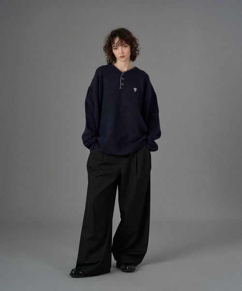 ONCILY(オンシェリー)の「LOGO HENRY NECK KNIT / ロゴヘンリーネックニット(ニット/セーター・メンズ・ブラウン/ネイビー/チャコールグレー/アイボリー/ブラック/カーキ・SMALL/MEDIUM/LARGE)」の11枚目の写真