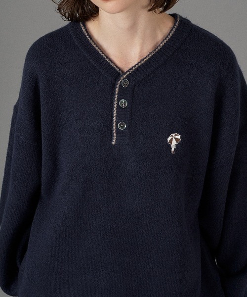ONCILY(オンシェリー)の「LOGO HENRY NECK KNIT / ロゴヘンリーネックニット(ニット/セーター・メンズ・ブラウン/ネイビー/チャコールグレー/アイボリー/ブラック/カーキ・SMALL/MEDIUM/LARGE)」の7枚目の写真