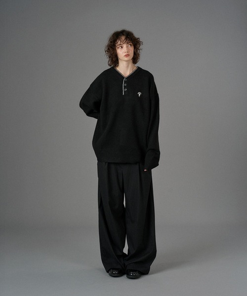ONCILY（オンシェリー）の「LOGO HENRY NECK KNIT / ロゴヘンリー