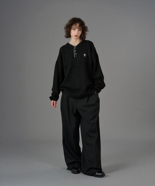 ONCILY(オンシェリー)の「LOGO HENRY NECK KNIT / ロゴヘンリーネックニット(ニット/セーター・メンズ・ブラウン/ネイビー/チャコールグレー/アイボリー/ブラック/カーキ・SMALL/MEDIUM/LARGE)」の21枚目の写真