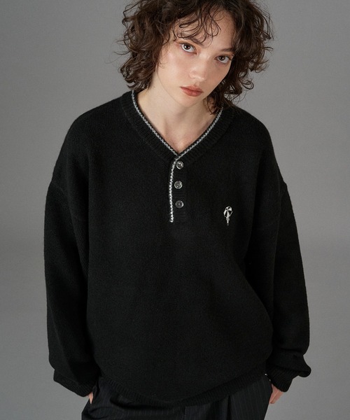 ONCILY(オンシェリー)の「LOGO HENRY NECK KNIT / ロゴヘンリーネックニット(ニット/セーター・メンズ・ブラウン/ネイビー/チャコールグレー/アイボリー/ブラック/カーキ・SMALL/MEDIUM/LARGE)」の17枚目の写真