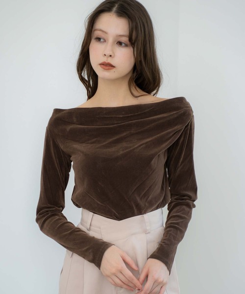 NOELA（ノエラ）の「【新色追加】ベロアドレープトップス（Tシャツ/カットソー・レディース・ブラック/ボルドー/ブラウン/ベージュ/チャコールグレー・フリー）」の4枚目の写真