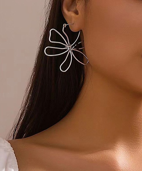 Lace Ladies(レースレディース)の「ビッグ フラワー ニュアンス ライン ピアス(ピアス(両耳用)・レディース・シルバー/ゴールド・FREE)」の16枚目の写真