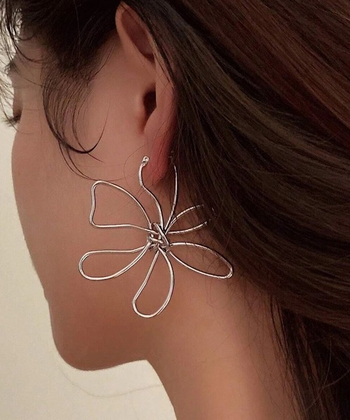 Lace Ladies(レースレディース)の「ビッグ フラワー ニュアンス ライン ピアス(ピアス(両耳用)・レディース・シルバー/ゴールド・FREE)」の14枚目の写真