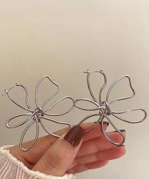 Lace Ladies(レースレディース)の「ビッグ フラワー ニュアンス ライン ピアス(ピアス(両耳用)・レディース・シルバー/ゴールド・FREE)」の4枚目の写真