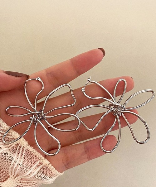 Lace Ladies(レースレディース)の「ビッグ フラワー ニュアンス ライン ピアス(ピアス(両耳用)・レディース・シルバー/ゴールド・FREE)」の3枚目の写真