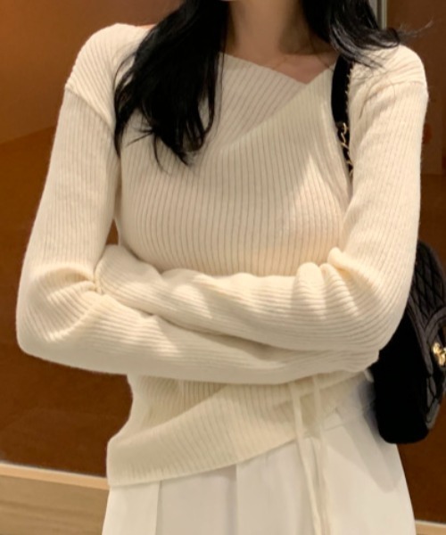 Aelina(エリナ)の「デザイン感ニットトップス(その他トップス・レディース・オフホワイト/ブラック・F)」の4枚目の写真
