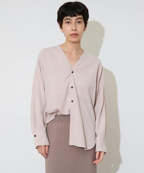 Liesse（リエス）の「Vカラーシャツ（シャツ/ブラウス・レディース・ピンクベージュ/カーキ/ブラック・FREE）」の3枚目の写真