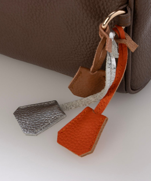 perche（ペルケ）の「ペルケ perche / 牛革×ナイロンチェンジベルトキーチャームショルダー（ショルダーバッグ・レディース・ブラック/シルバー/ブラウン/グリーン・FREE）」の16枚目の写真